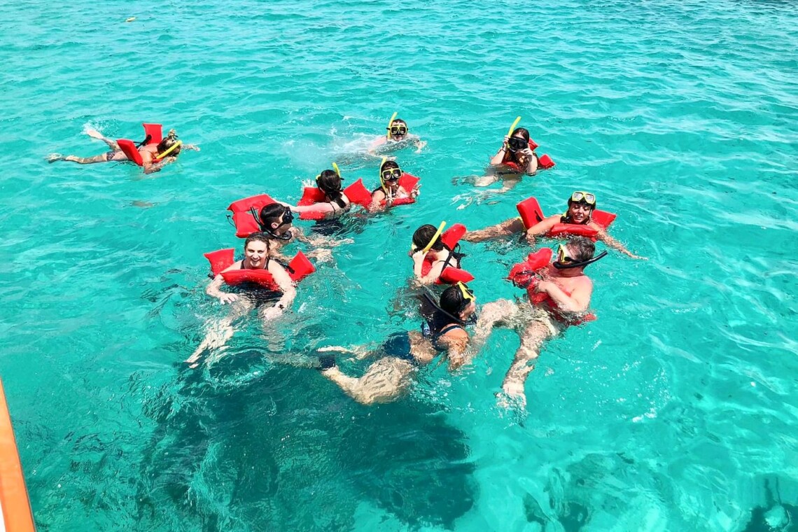 Catamaran Snorkeling Cruise with Lunch Aruba Hostess